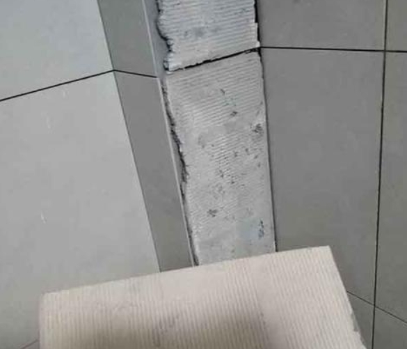 绛县瓷砖空鼓维修公司分享下厨房瓷砖脱落的补救措施。